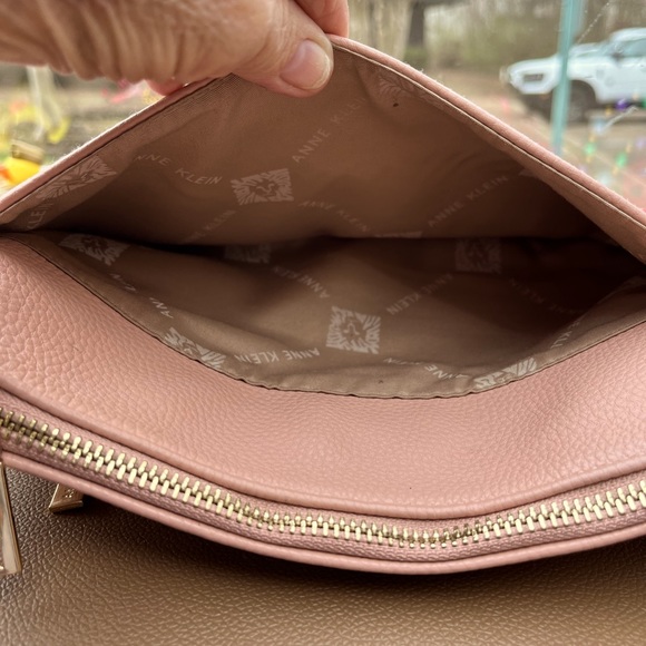 Ladies Anne Klein Crossbody Handbag, Size Small to Medium, Peach, So pretty - Picture 3 of 10